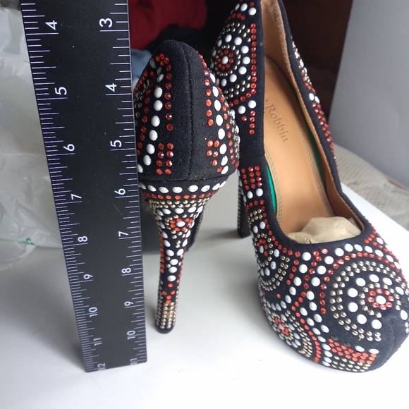 Shoes - Picture 2 of 15